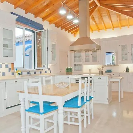 Villa Olhos De Agua Sleeps 10 Pool Air Con Wifi